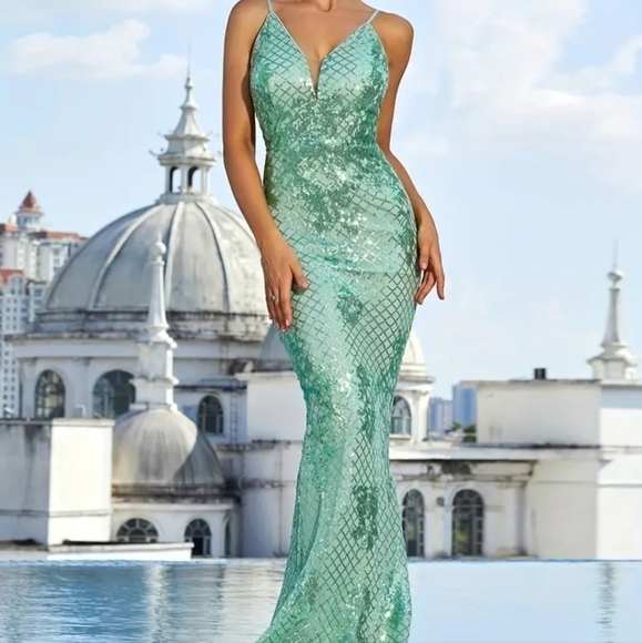 GREEN SEQUINED FORMAL MERMAID GOWN - Picture 5 of 8